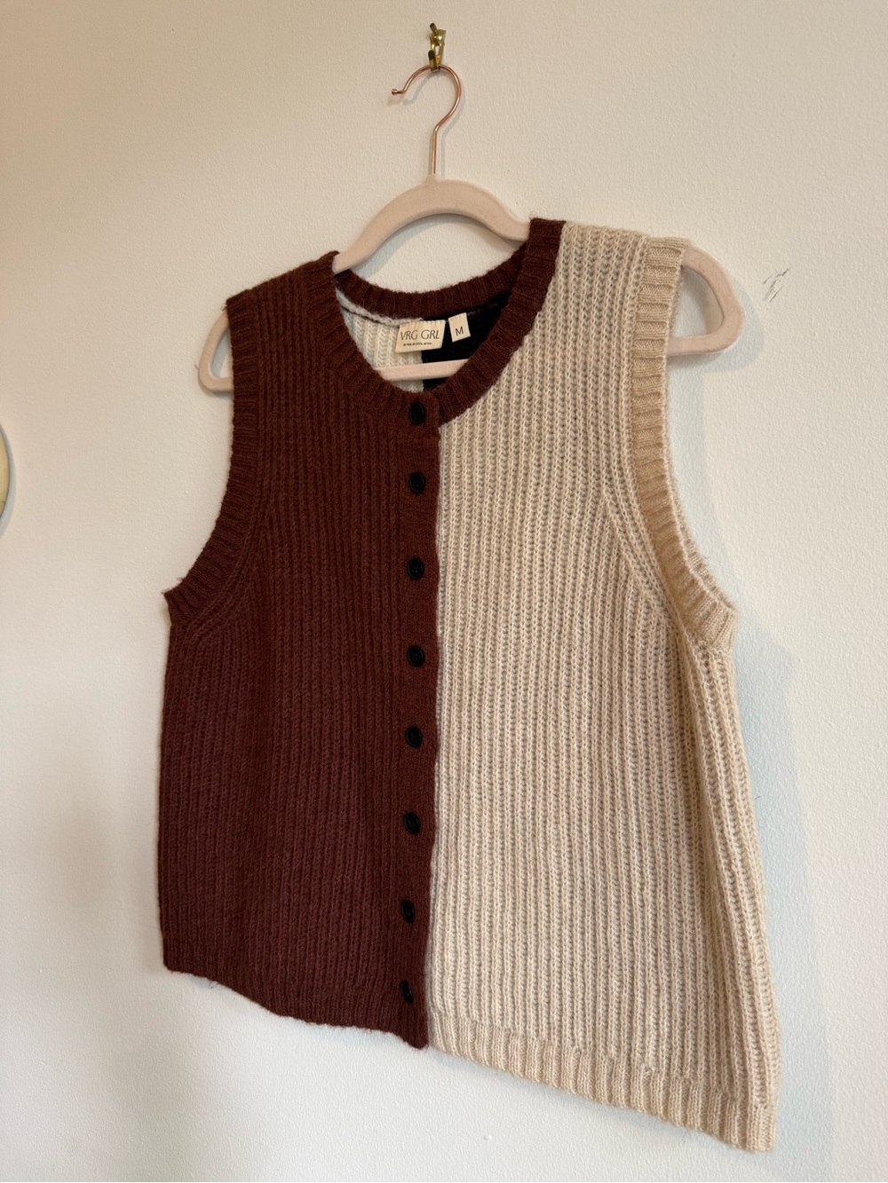 VRG GRL Bridgette knit color-block button sweater vest in brown/white/black - Picture 4 of 8